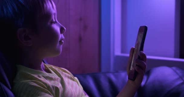 Niño Sonriente Mira Teléfono Inteligente Pantalla Habla Con Madre Feliz — Vídeos de Stock