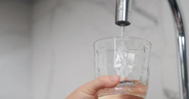 Mano Del Niño Sostiene Una Taza Vidrio Transparente Llena Agua — Vídeos de Stock