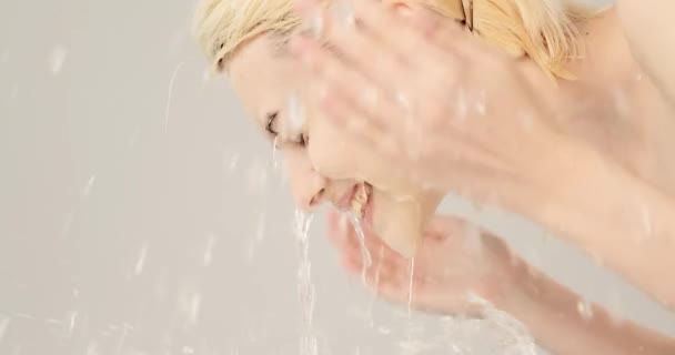 Женщина Умывается Водой Молодая Взрослая Девушка Моет Лицо Водой Медленная — стоковое видео