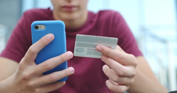 Gente Hace Compras Línea Usando Una Tarjeta Crédito Teléfono Móvil — Vídeo de stock