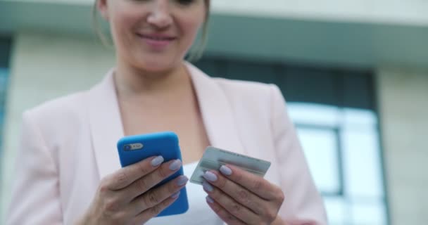 Emberek Online Vásárolnak Hitelkártyával Mobiltelefonnal Szabadban Nők Kezében Van Mobiltelefon — Stock videók