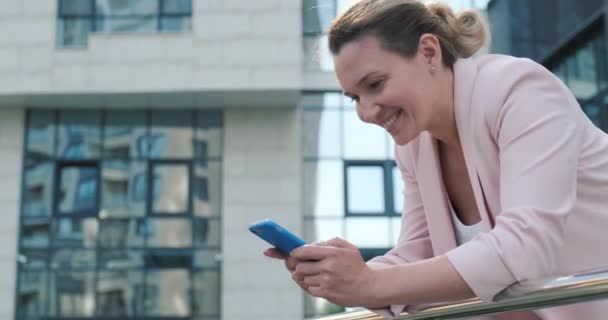 Mujer Adulta Está Escribiendo Mensaje Texto Teléfono Móvil Sonriente Mujer — Vídeo de stock