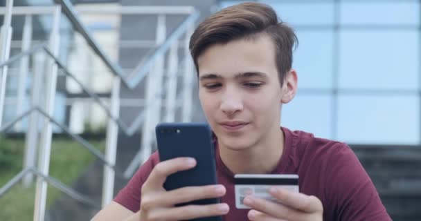 Adolescente Hace Compras Línea Utilizando Una Tarjeta Crédito Teléfono Móvil — Vídeo de stock