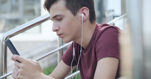 Adolescente Utilizzando Telefono Cellulare Nel Parco Giovanotto Sorridente Che Usa — Video Stock