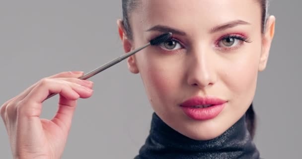 Mujer Hace Maquillaje Joven Pinta Las Pestañas Con Cepillo Pestañas — Vídeos de Stock