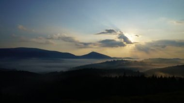 Sabahları sisli dağların manzarası Ukrayna, Bukovel. Şiddetli sisli hava ve geniş açılı manzaralı vahşi orman manzarası. Karpatlar. 