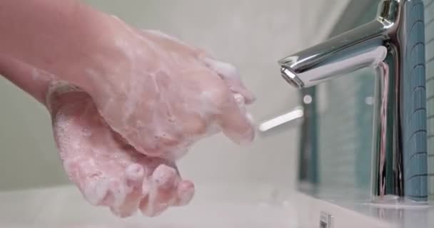 Coronavirus Pandemische Preventie Handen Wassen Met Zeep Warm Met Water — Stockvideo