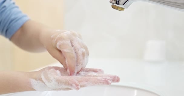 孩子们用泡沫用水槽洗手以洗净皮肤 水从手中流过 清洁和防止细菌和头孢病毒与手接触 — 图库视频影像