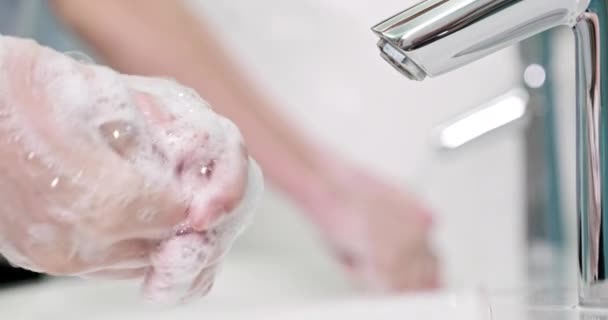 Slow Motion Två Personer Tvättar Händerna Med Handtvätt Gel Handfat — Stockvideo
