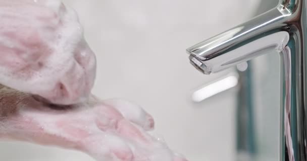 Slow Motion Människan Tvättar Händerna Med Handtvätt Gel Handfat Coronavirus — Stockvideo
