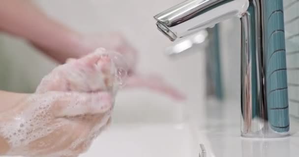 人々は彼の手を洗面器の手洗浄ゲルで洗っている コロナウイルスのパンデミック予防は 水で暖かい石鹸で手を洗う 手サニタイザージェルで頻繁に指を洗う子供たち — ストック動画