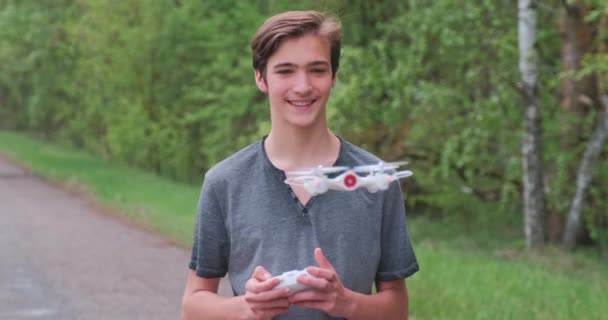 Lachende Jongen Speelt Met Een Drone Natuur Tiener Lanceert Een — Stockvideo