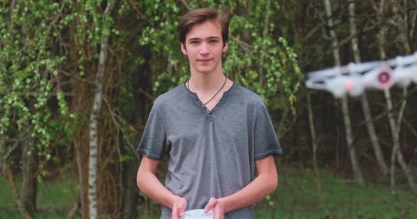 Boy Levanta Dron Usando Control Remoto Adolescente Lanza Dron Aire — Vídeos de Stock
