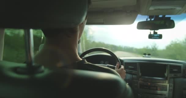 Joven Conduciendo Auto Chico Adolescente Conduciendo Coche Vista Trasera Joven — Vídeo de stock