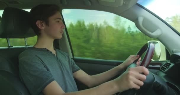 Joven Conduce Auto Primera Conductor Novato Está Conduciendo Coche Adolescente — Vídeo de stock