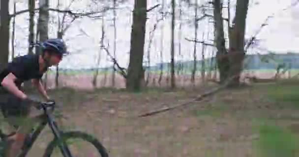 Widok Boku Człowieka Kasku Rowerowym Szybko Jadącego Rowerze Mtb Młody — Wideo stockowe