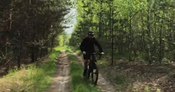 Rowerzysta Jeździ Leśną Drogą Człowiek Rowerze Górskim Jeździ Lesie Dorosły — Wideo stockowe