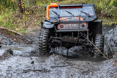 Yarış ve ödül baskınları için bir spor araba su engelini yüksek hızda aşıyor..