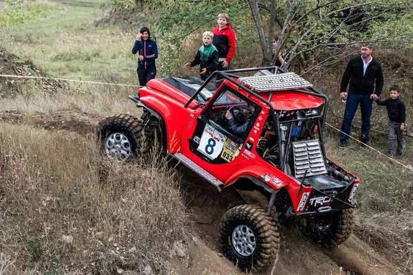 Un coche deportivo para incursiones de rally y trofeo supera una empinada subida en la carretera a alta velocidad, compitiendo por el liderazgo . — Foto de Stock