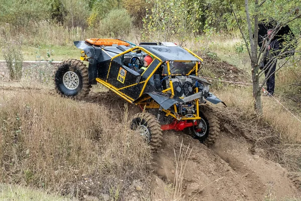 Un coche deportivo para incursiones de rally y trofeos supera una empinada subida en la carretera, compitiendo por el liderazgo . — Foto de Stock