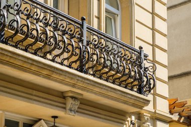 tarihi bir binanın balkon.