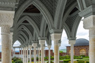 Arap tarzında örtünmüş kemer sütunları..