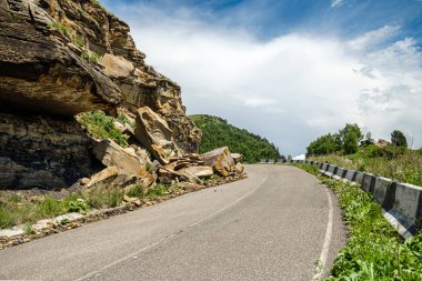 dağlarda yolda kaya düşmesi.