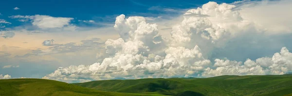 Alp yaylalarının üzerine yağmur bulutları, panorama.