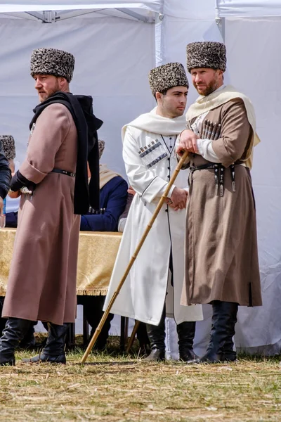 13 de abril de 2019, Uchkeken, Cáucaso, Rússia: um grupo de homens em trajes nacionais . — Fotografia de Stock