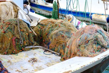 22 Mayıs 2018, Bodrum, Türkiye: Çok renkli balıkçı ağları bir balıkçı teknesinin güvertesinde katlandı.