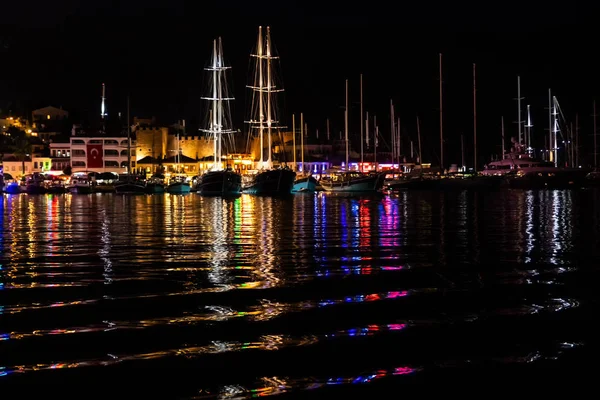 17 Mayıs 2018, Marmaris, Türkiye: Deniz manzaralı gece kenti.