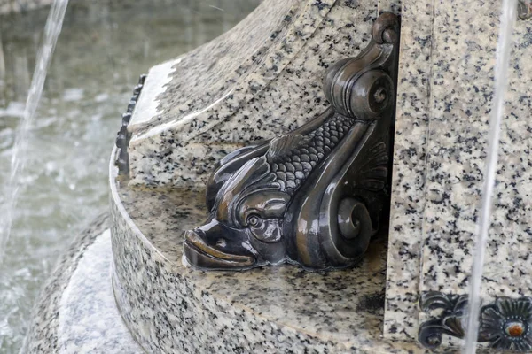 Imagen de bronce de un pez, detalle de una fuente de primer plano . — Foto de Stock