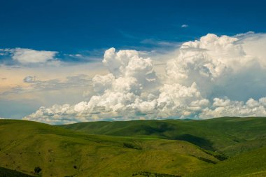 Alp yaylalarının üzerine yağmur bulutları yağar.