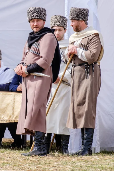 13 kwietnia 2019, Uchkeken, Kaukaz, Rosja: grupa mężczyzn w kostiumach narodowych. — Zdjęcie stockowe