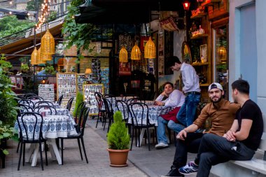 Akşamları bir sokak restoranında.