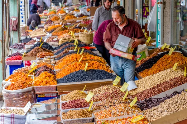 Şehir pazarında meyve satıyorum.. — Stok fotoğraf