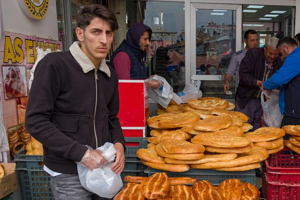 25 mai 2018, Sivas, Turquie : L'homme est le vendeur de pain . — Photo