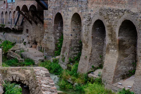 Bir dağ nehrinin kıyısında destek duvarı.
