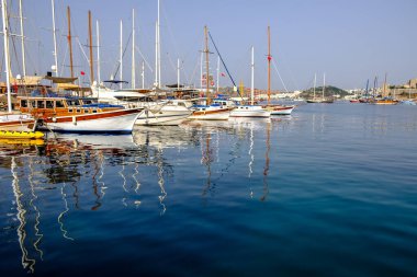 Limanda park etmiş yatlar..