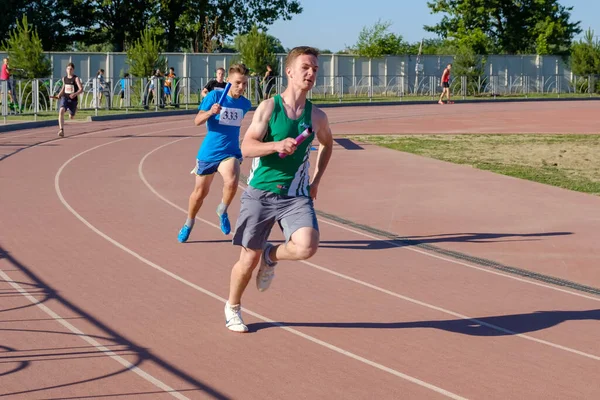 Wettkampf im Laufen, Staffellauf. — Stockfoto