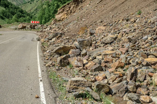 dağlarda yolda kaya düşmesi.