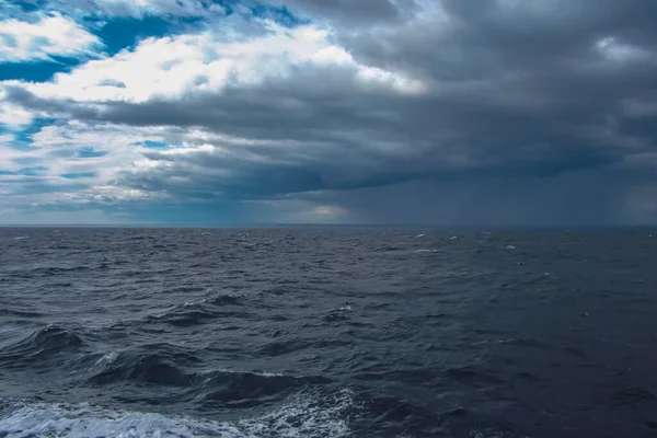 Innan stormen solnedgång på havet, himlen stramas åt med tunga moln, stor spänning till havs. — Stockfoto