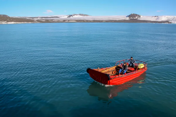 Landning av deltagare i en vetenskaplig biologisk expedition. — Stockfoto