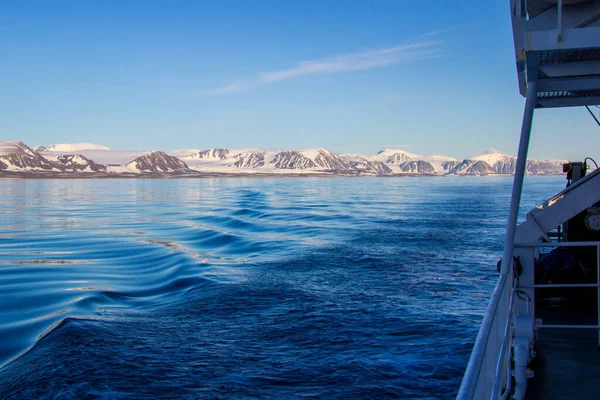 En kustlinje täckt av glaciärer i norra änden av Novaja Zemlyas skärgård. — Stockfoto