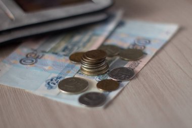 Kağıt para ve madeni paralar masanın üzerinde, ruble.