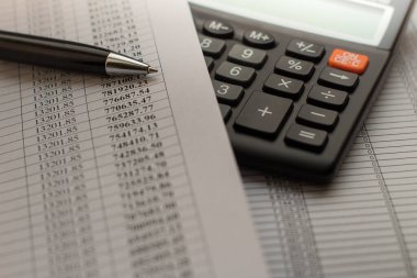 Sayılarla dolu bir kağıt üzerinde siyah kalem