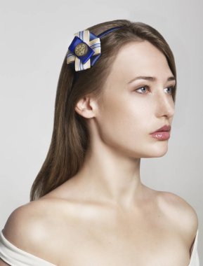 Beyaz izole mavi, sarı ve beyaz barrette güzel çekici esmer model kızla.