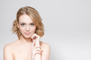 Güzel kadın portre Studio gri arka plan üzerinde kapat