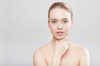 Güzel kadın yüz studio gri arka plan üzerinde kapat