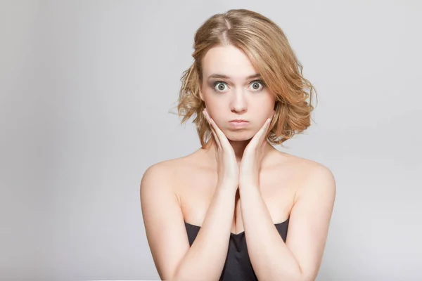 Hermosa mujer de cerca retrato en estudio sobre fondo gris — Foto de Stock